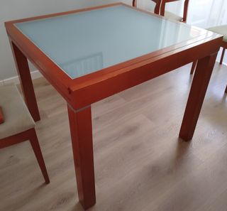 Mesa de comedor de madera y cristal