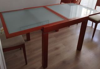 Mesa de comedor de madera y cristal