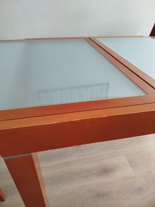Mesa de comedor de madera y cristal