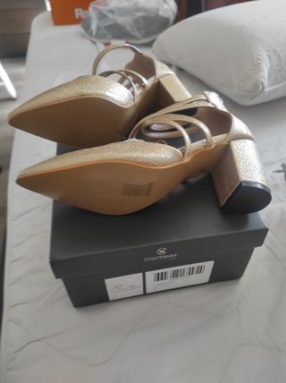 Zapatos de tacón dorados para mujer