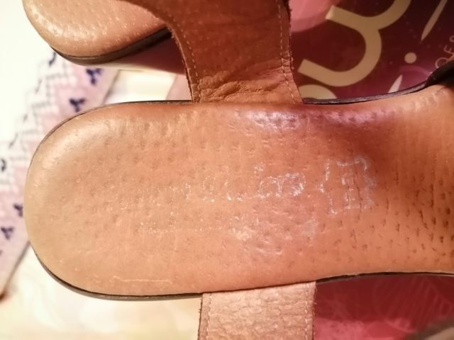 Zapatos de tacón marrón y dorado