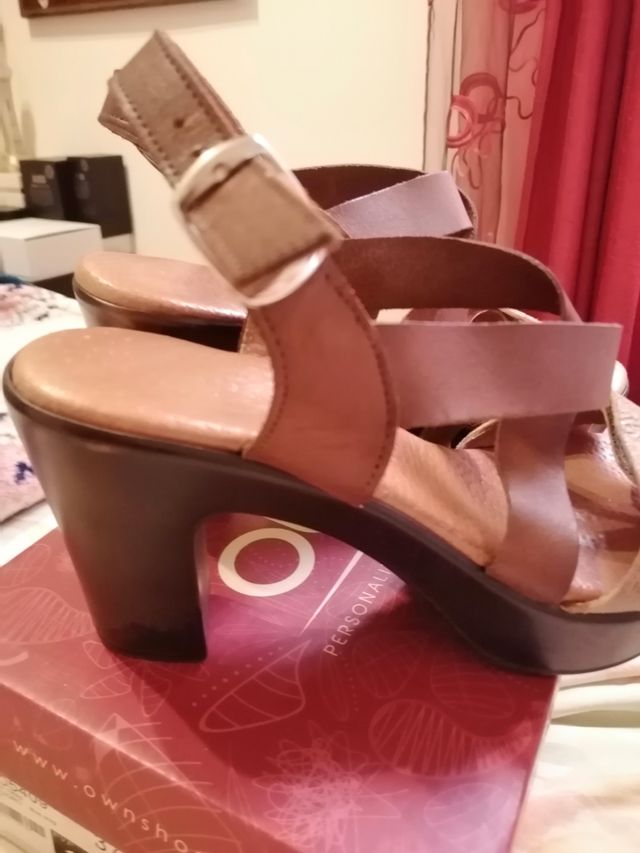 Zapatos de tacón marrón y dorado