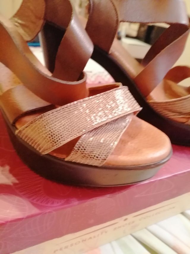 Zapatos de tacón marrón y dorado