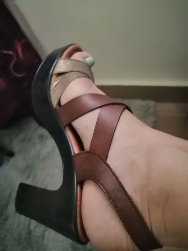 Zapatos de tacón marrón y dorado