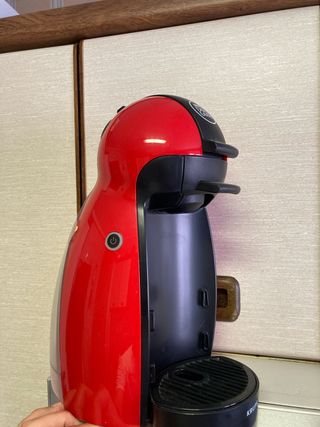 Cafetera de cápsulas roja