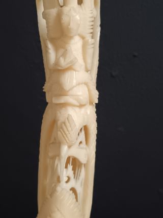 Statuetta asiatica in corno intagliato