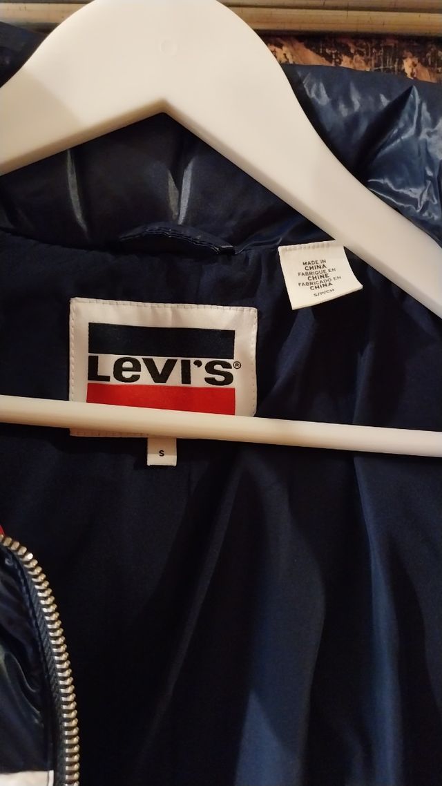 Chaqueta de plumas Levi's. Talla S.