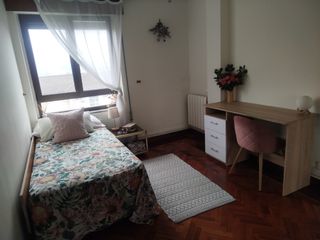 Se alquila habitación zona Cazoña