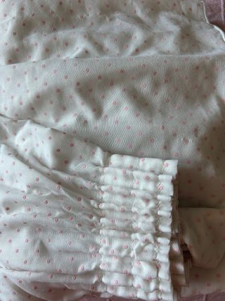 Cortinas blancas con topos rosas