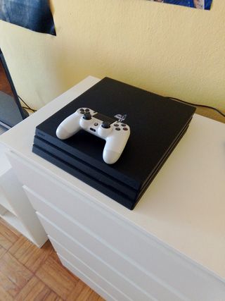 PS4 Pro con mando blanco