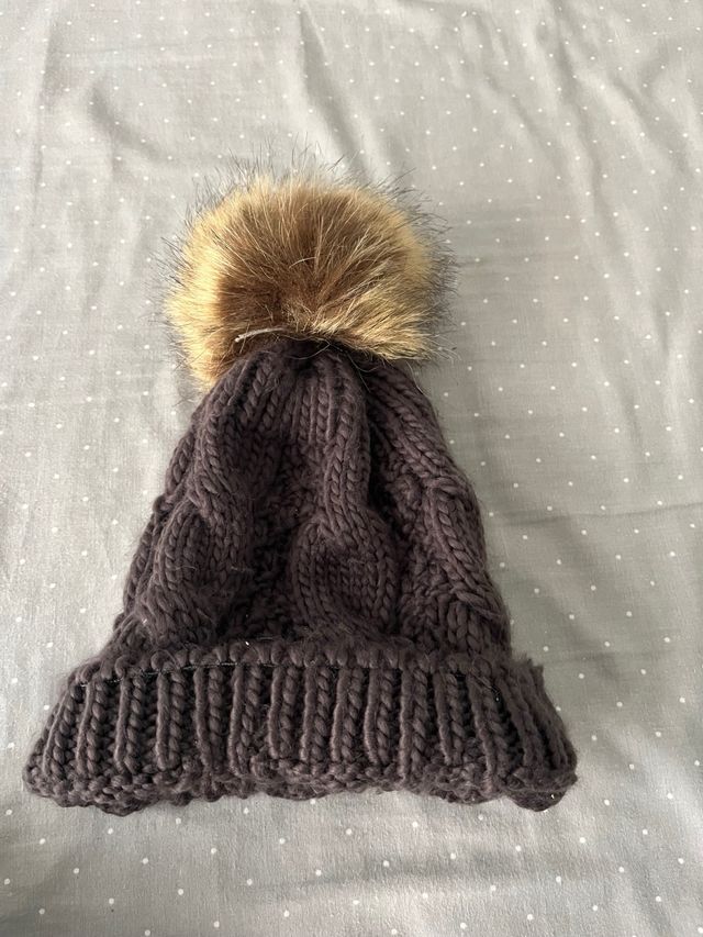 Gorro de lana marrón con pompón