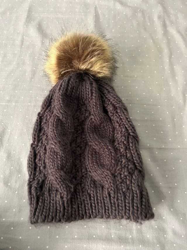 Gorro de lana marrón con pompón