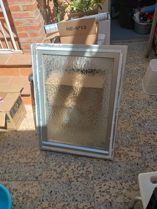 Ventana de aluminio con vidrio texturizado