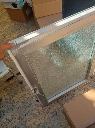 Ventana de aluminio con vidrio texturizado