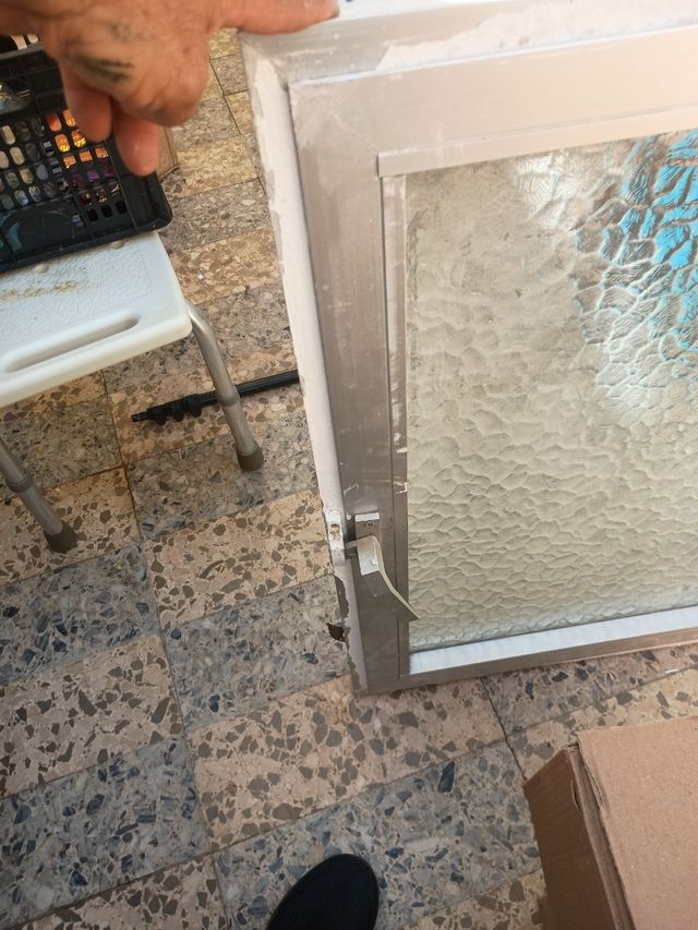 Ventana de aluminio con vidrio texturizado