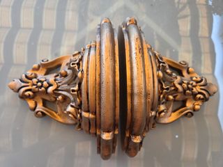 Mensulas doradas decorativas