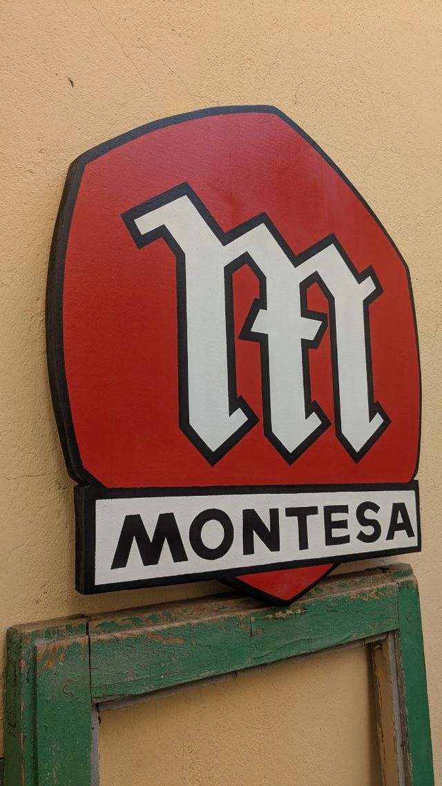 Cartel logo Montesa Madera