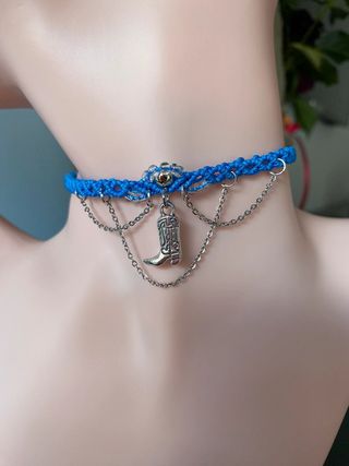 Choker macramè blu con stivale argento