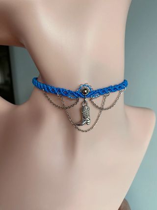 Choker macramè blu con stivale argento