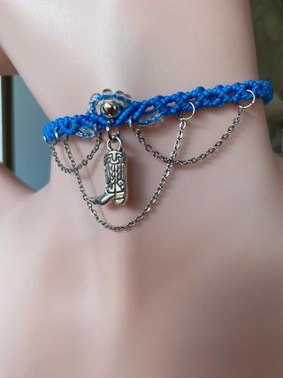 Choker macramè blu con stivale argento
