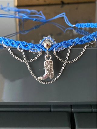 Choker macramè blu con stivale argento
