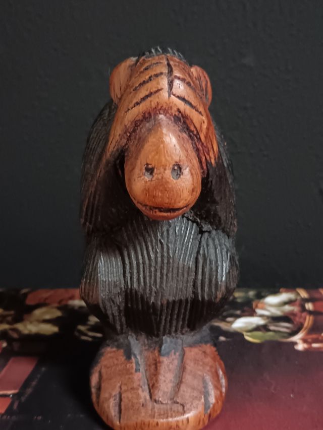 Scimmia in legno intagliata