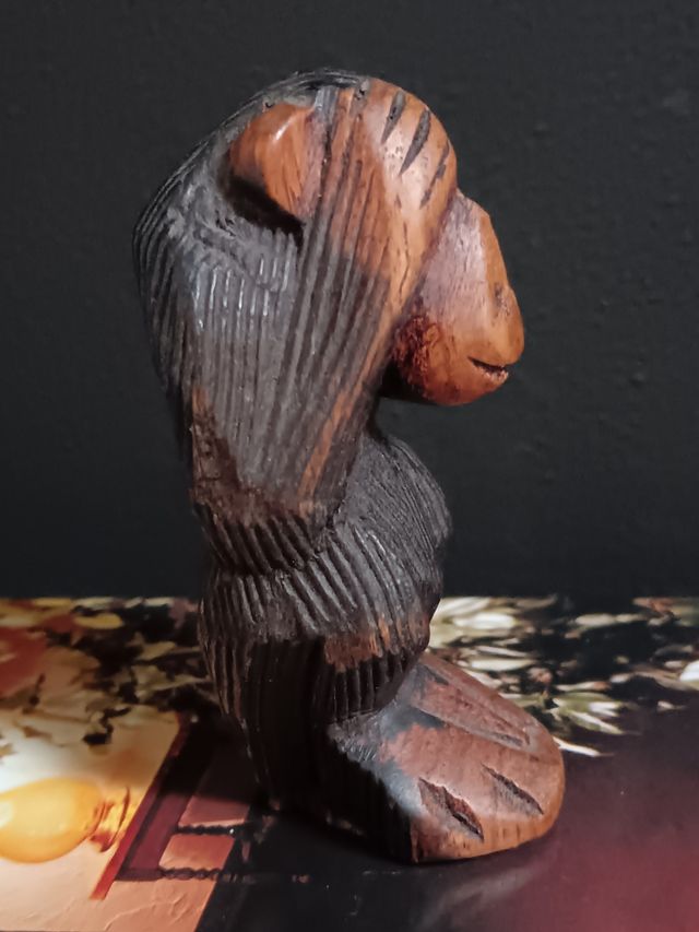 Scimmia in legno intagliata
