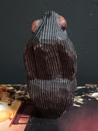 Scimmia in legno intagliata