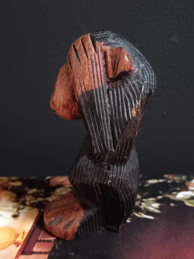 Scimmia in legno intagliata