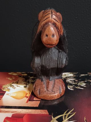 Scimmia in legno intagliata