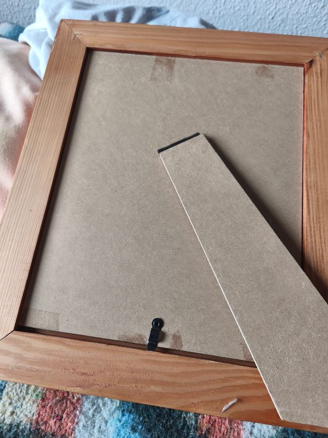 Marco de fotos de madera con adornos metálicos