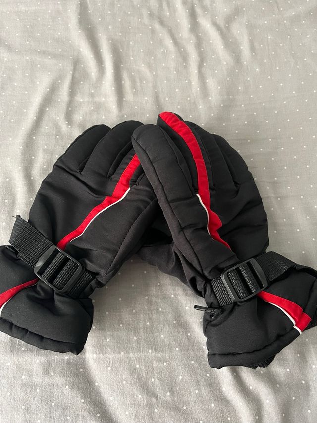 Guantes de Nieve Negros y Rojos
