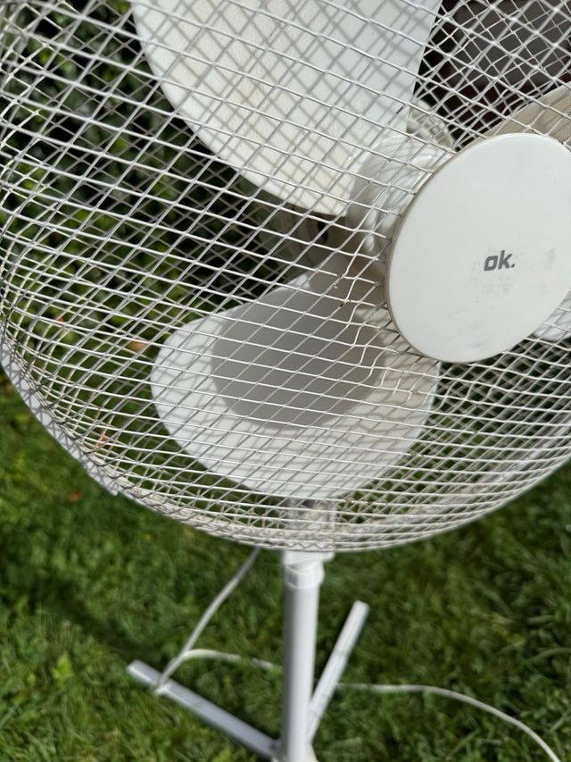 Ventilador de pie blanco