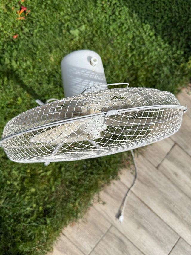 Ventilador de pie blanco