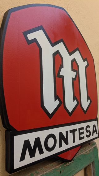 Logo Montesa en madera
