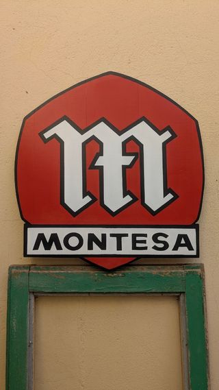 Logo Montesa en madera