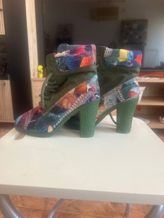 Botas de tacón con estampado de plumas