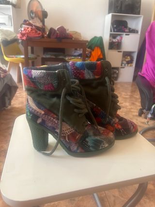 Botas de tacón con estampado de plumas