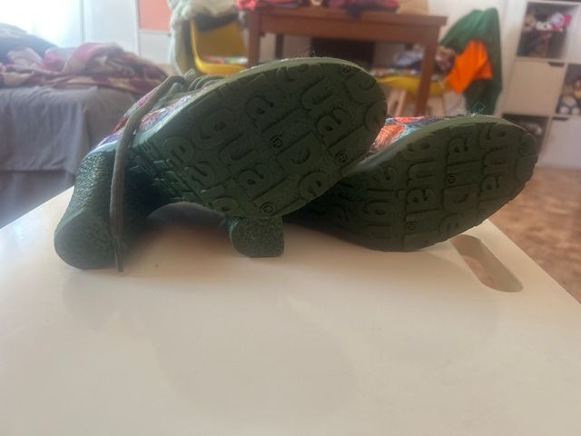 Botas de tacón con estampado de plumas