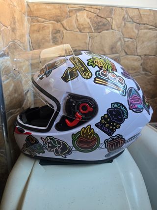Casco de moto NZI con diseño espacial