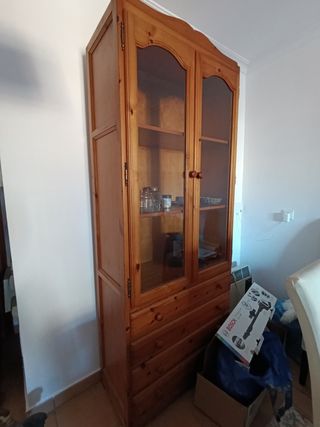 Vitrina de madera con puertas de cristal