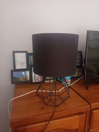 Lámpara de mesa negra geométrica