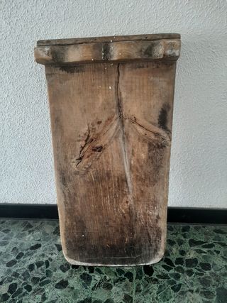 Lavadero de madera antiguo, auténtico.