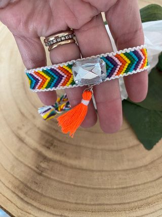 Braccialetto amicizia arcobaleno con nappa