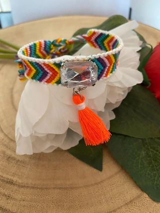 Braccialetto amicizia arcobaleno con nappa