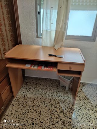 Escritorio de madera marrón