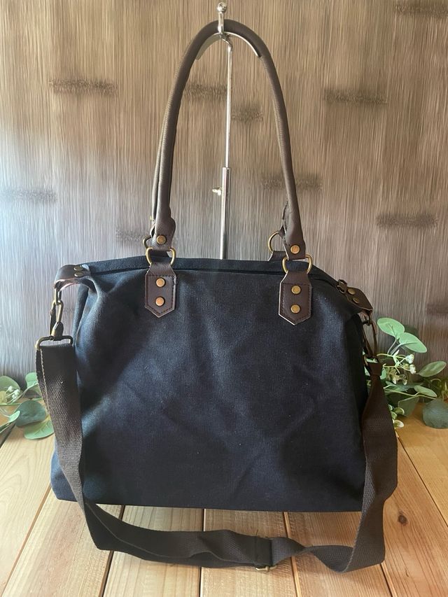 Bolso de tela con iniciales bordadas y correa