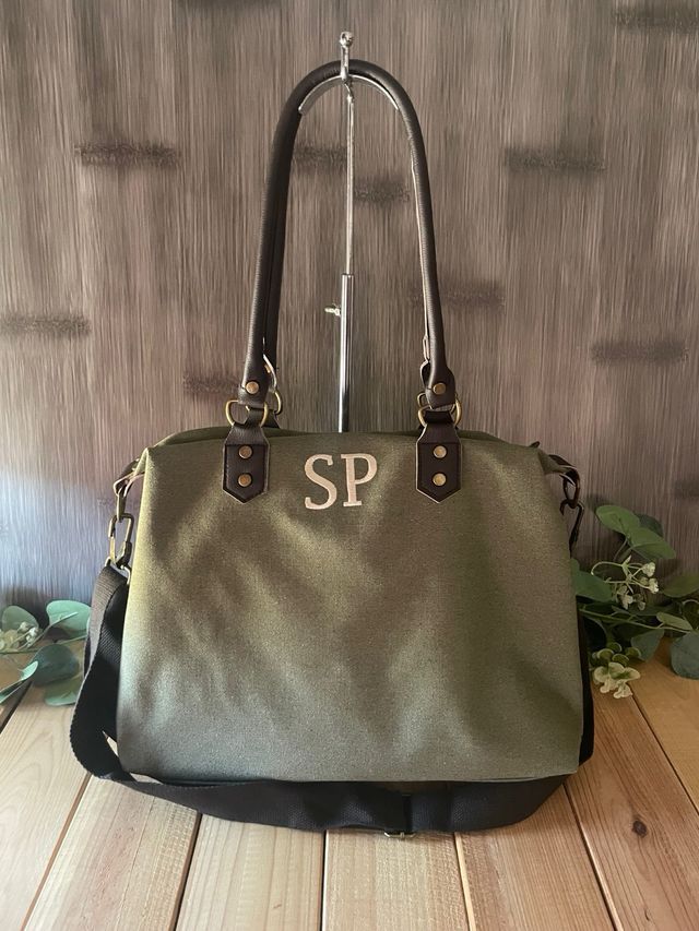 Bolso de tela con iniciales bordadas y correa