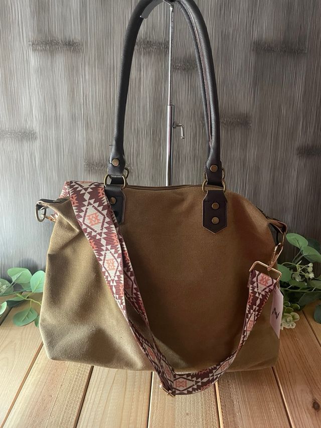 Bolso de tela con iniciales bordadas y correa