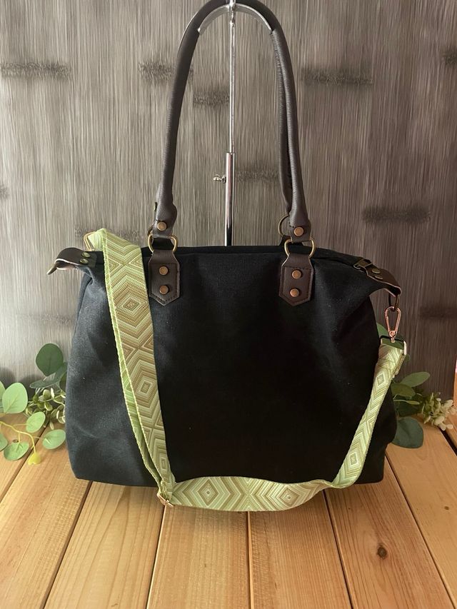 Bolso de tela con iniciales bordadas y correa